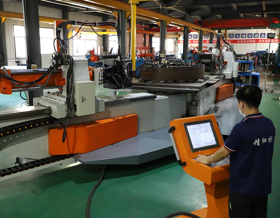 北京拉弯加工厂使用数控拉弯机，在进行弯曲处理的过程中，利用液体来辅助对产品进行拉弯！
